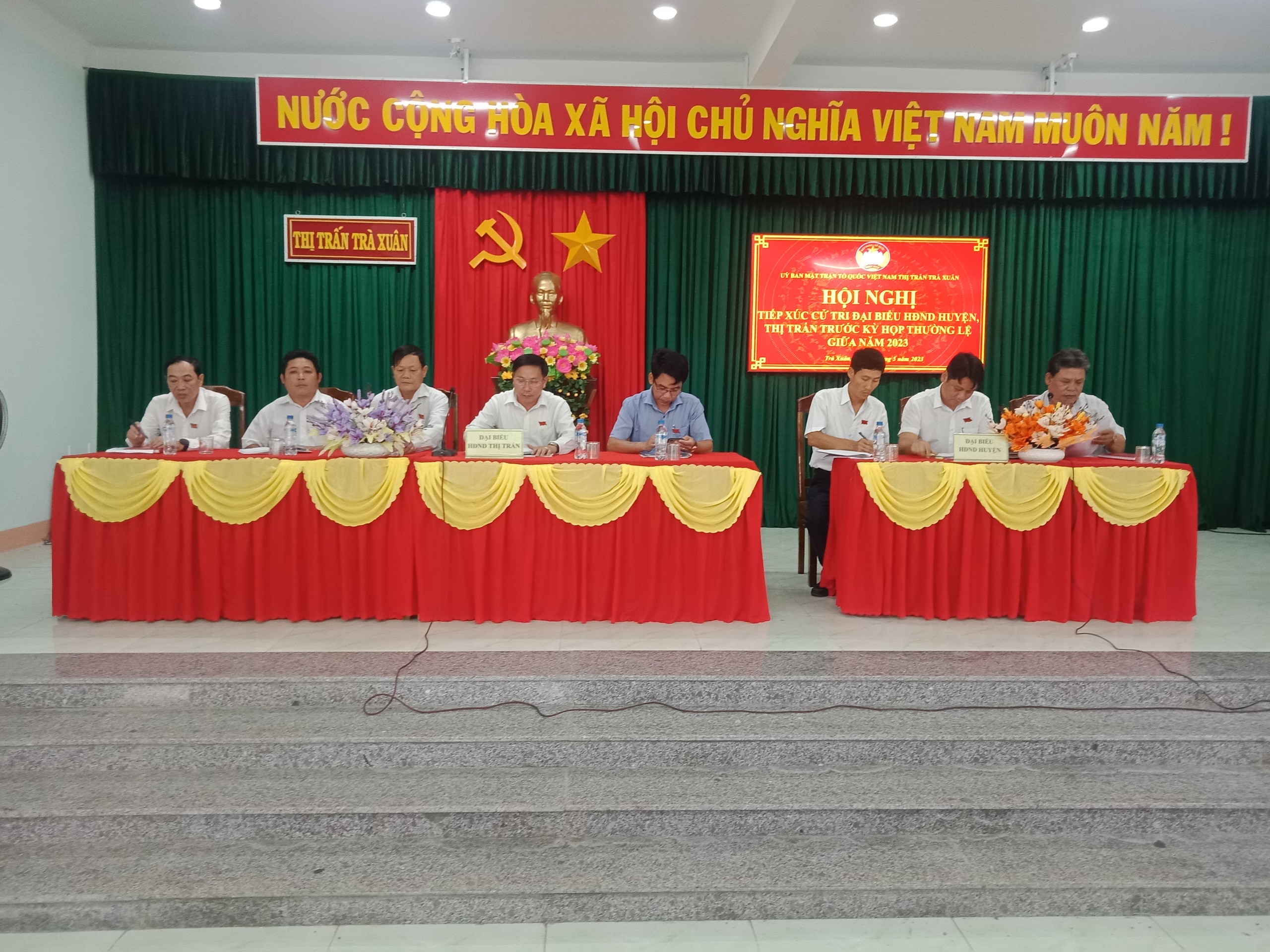 Đại biểu Hội đồng Nhân dân huyện, thị trấn tiếp xúc cử tri tại Thị trấn Trà Xuân